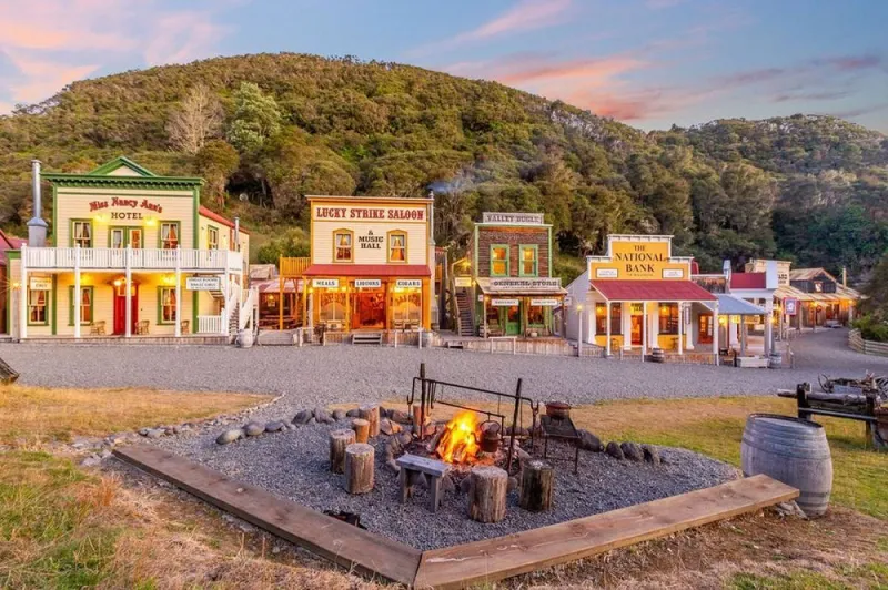 تضم 10 بنايات.. بلدة صغيرة في نيوزيلندا للبيع مقابل 11 مليون دولار«فيديو»