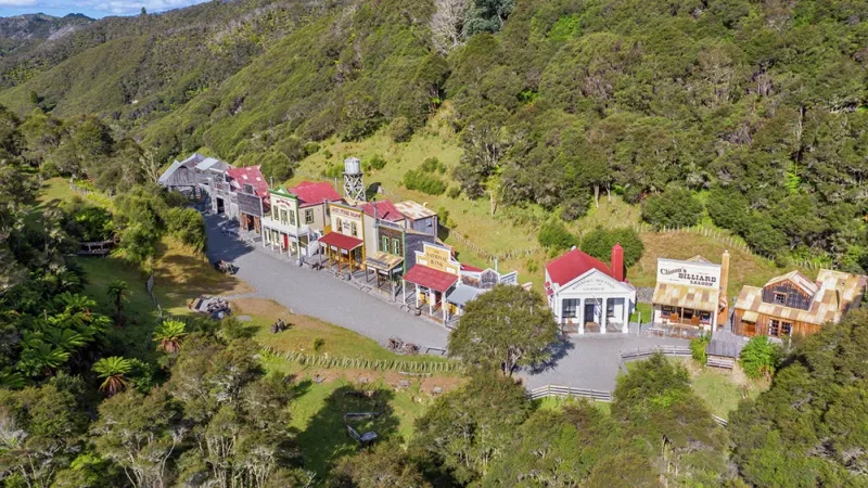 تضم 10 بنايات.. بلدة صغيرة في نيوزيلندا للبيع مقابل 11 مليون دولار«فيديو»