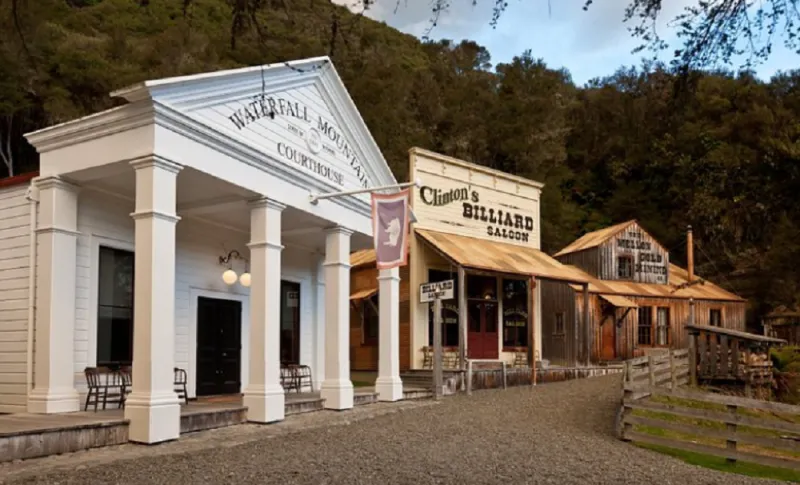 تضم 10 بنايات.. بلدة صغيرة في نيوزيلندا للبيع مقابل 11 مليون دولار«فيديو»