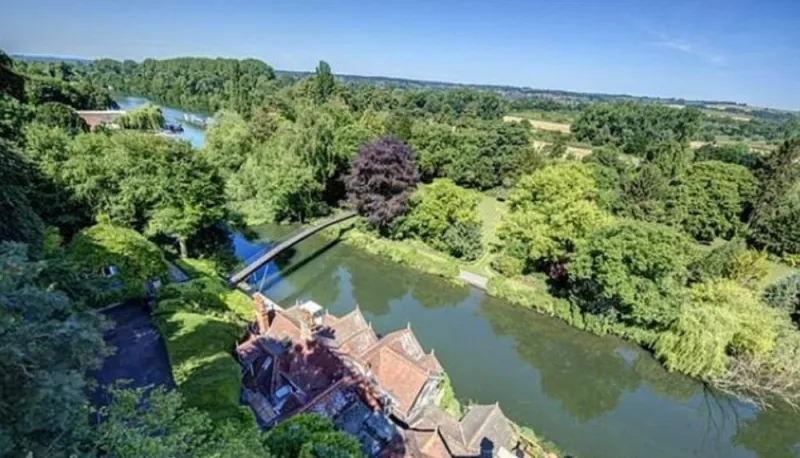 منزل فاخر على ضفاف نهر «تايمز» للبيع مقابل سعر قياسي «فيديو»