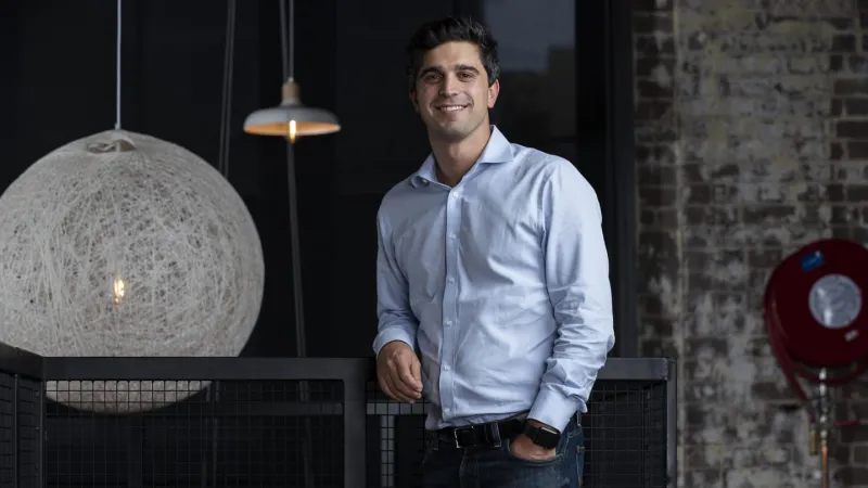 تجاوزت ثروته المليار دولار.. من هو نيك مولنار أصغر ملياردير عصامي في أستراليا؟