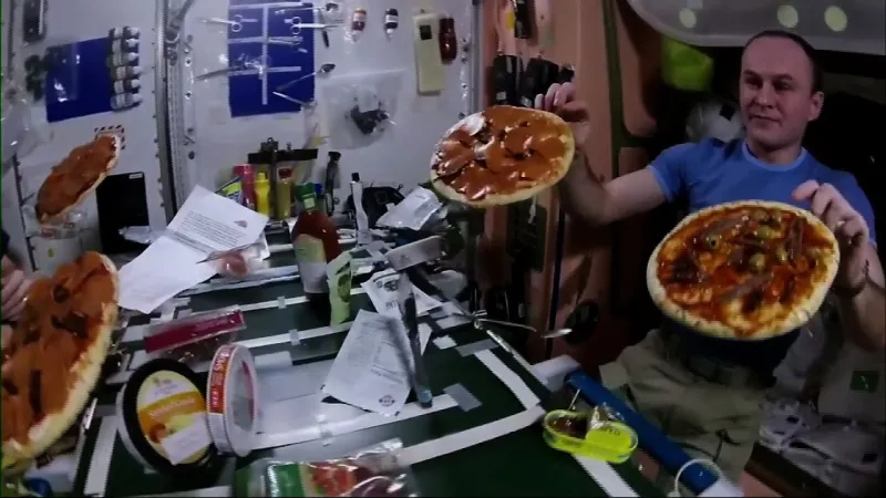 ماذا يأكل رواد الفضاء خلال رحلاتهم الطويلة؟..ناسا تكشف التفاصيل 