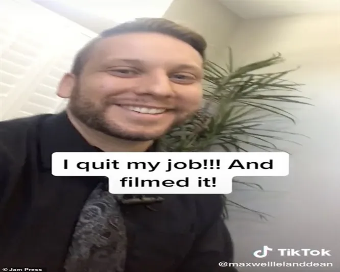 موظف يوثق لحظة استقالته ويحصد الملايين من المشاهدات والسبب..