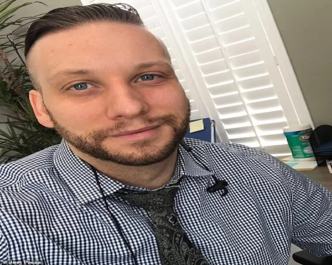 موظف يوثق لحظة استقالته ويحصد الملايين من المشاهدات والسبب..