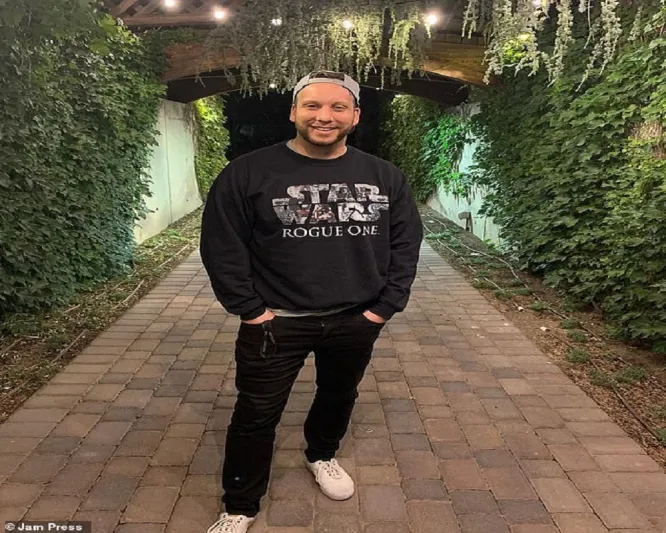 موظف يوثق لحظة استقالته ويحصد الملايين من المشاهدات والسبب..