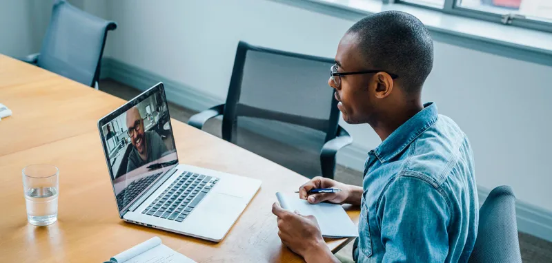 «مايكروسوفت» تحذر: الاجتماعات عن بعد تدمر خلايا المخ حال تخطت تلك المدة