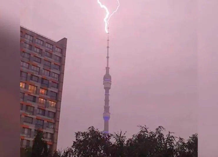 عشرات الصواعق تضرب أشهر أبراج روسيا (فيديو)