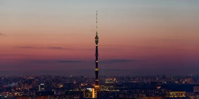 عشرات الصواعق تضرب أشهر أبراج روسيا (فيديو)