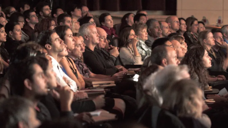 استحوذ على انتباه الجميع.. إليك تكتيكات لسرقة أنظار الجميع