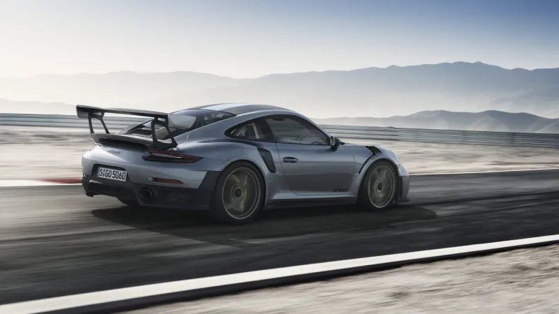  بورشه 911 GT2 RS تستعرض قوتها بمحرك 700حصان (فيديو)
