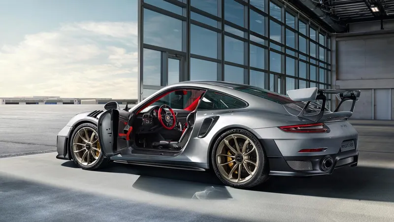  بورشه 911 GT2 RS تستعرض قوتها بمحرك 700حصان (فيديو)