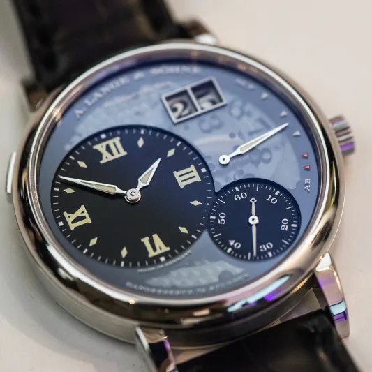 ساعات عصرية فائقة الدقة 