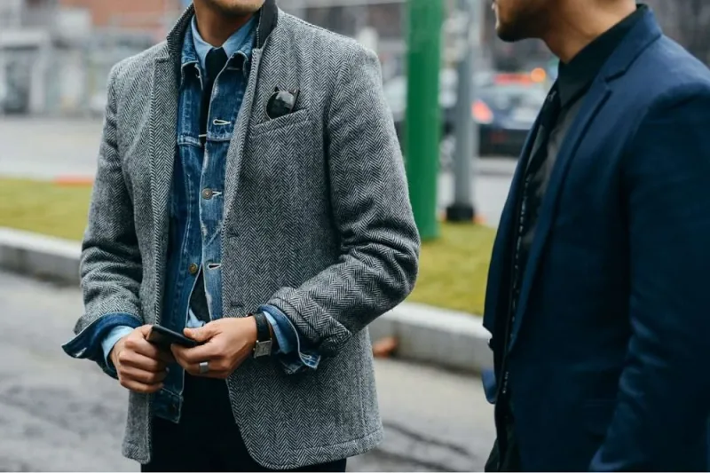 قطعة لا يمكن الاستغناء عنها.. دليلك لارتداء سترة الجينز بطرق عصرية