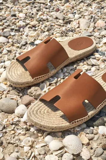 قبل عيد الأضحى.. هيرميس تطرح أحذية Antigua Espadrille الصيفية الأنيقة