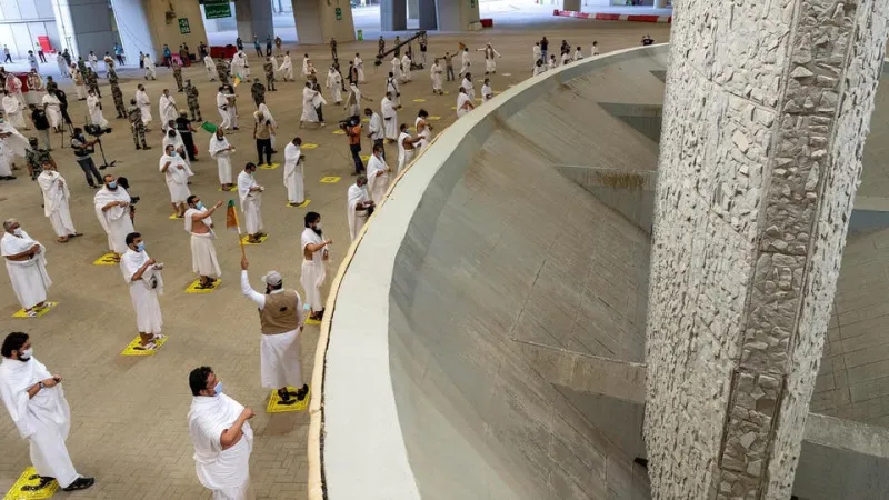 شاهد| ضيوف الرحمن يرمون الجمرات في أول أيام التشريق