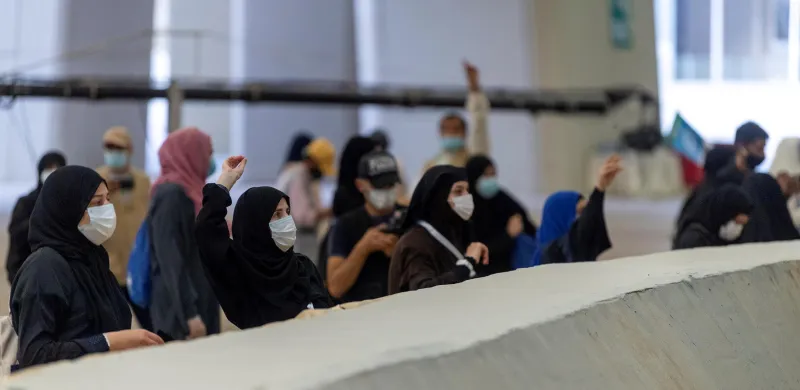 شاهد| ضيوف الرحمن يرمون الجمرات في أول أيام التشريق