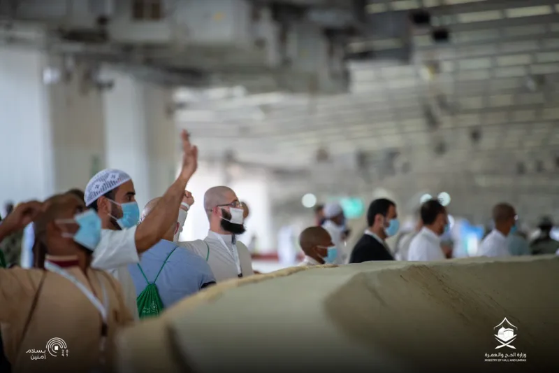 الحجاج يؤدون طواف الوداع بعد الانتهاء من رمي الجمرات