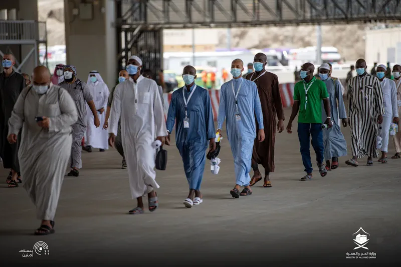 الحجاج يؤدون طواف الوداع بعد الانتهاء من رمي الجمرات