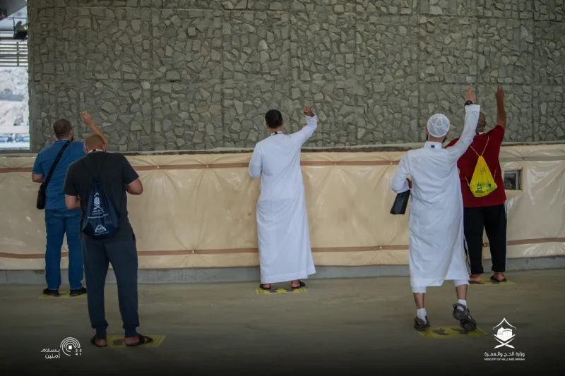 الحجاج يؤدون طواف الوداع بعد الانتهاء من رمي الجمرات