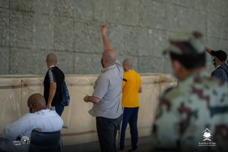 الحجاج يؤدون طواف الوداع بعد الانتهاء من رمي الجمرات