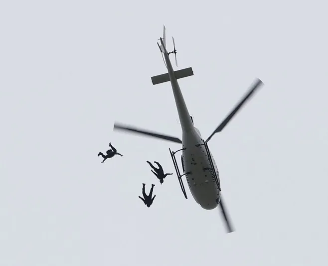 «المهمة المستحيلة» تجبر توم كروز للقفز من ارتفاع 10 آلاف (فيديو)