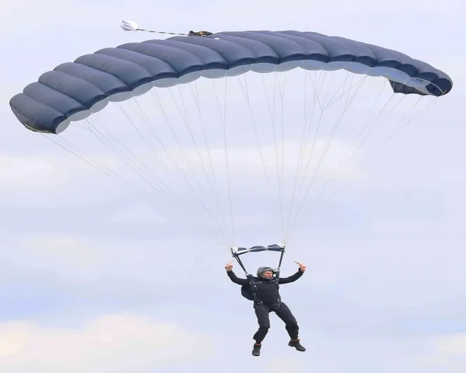 «المهمة المستحيلة» تجبر توم كروز للقفز من ارتفاع 10 آلاف (فيديو)