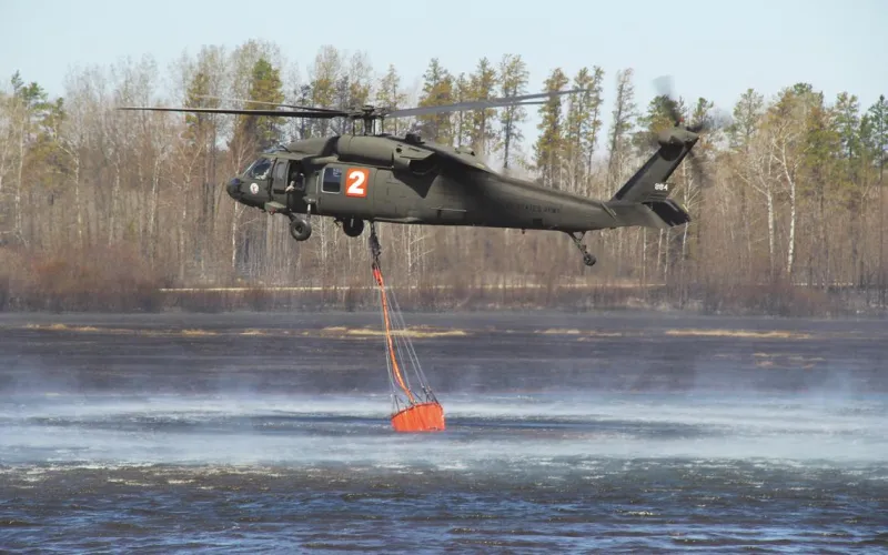طيار محترف يستعرض مهاراته في الهبوط على الماء (فيديو)