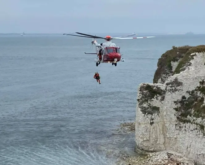 طيار محترف يستعرض مهاراته في الهبوط على الماء (فيديو)