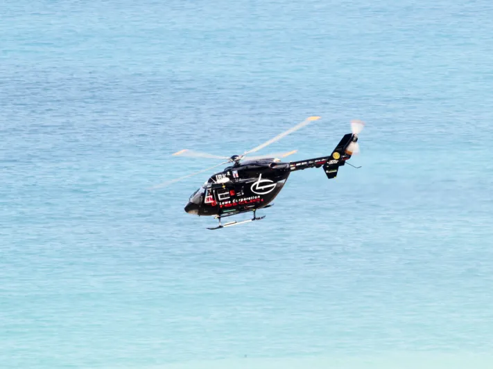 طيار محترف يستعرض مهاراته في الهبوط على الماء (فيديو)