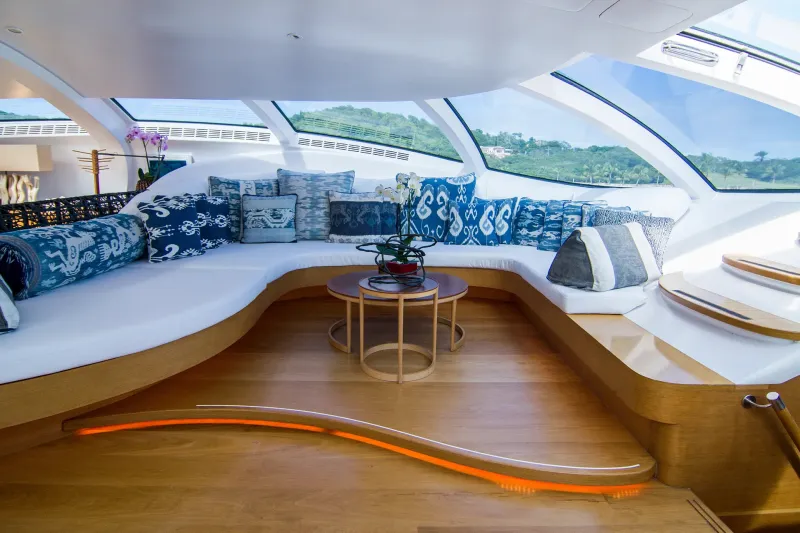 يخت أداسترا..قطعة فنية فريدة وسط المحيط بطول 43مترًا (فيديو)