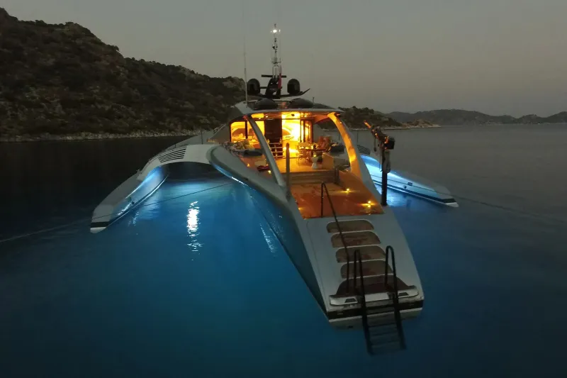 يخت أداسترا..قطعة فنية فريدة وسط المحيط بطول 43مترًا (فيديو)