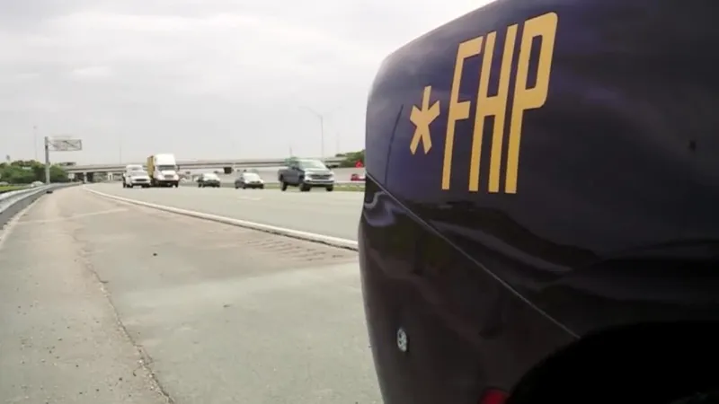 لحظات صادمة..رجل يقفز على غطاء شاحنة خلال سيرها على الطريق(فيديو)