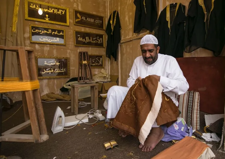 صناعة البشوت.. حرفة الأجداد الصامدة التى تتوارثها الأجيال 