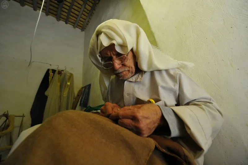 صناعة البشوت.. حرفة الأجداد الصامدة التى تتوارثها الأجيال 