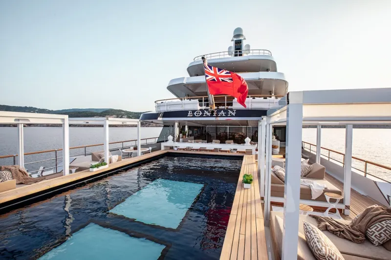 يخت Lonian ..استمتع بالسباحة ومشاهدة الأفلام والحفلات في آن واحد