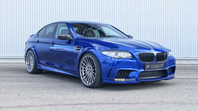 رحلة «جنونية» مع إيلون ماسك ومجموعة السيارات الخاصة به  