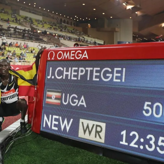 انطلق بسرعة البرق..عداء واغاندي يحطم رقما عالميا جديدا (فيديو)