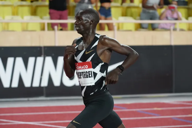 انطلق بسرعة البرق..عداء واغاندي يحطم رقما عالميا جديدا (فيديو)