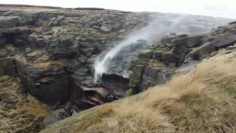 ظاهرة حيرت العلماء.. شلالات تتدفق نحو السماء بأستراليا! (فيديو)