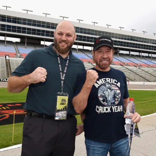 «سأجعلك تبكي»..تشاك نوريس يهدد رئيس بيلاروسيا! (فيديو)