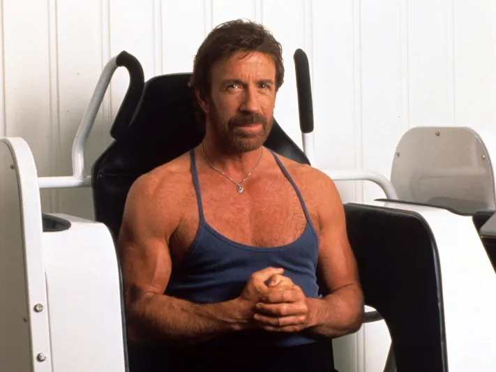 «سأجعلك تبكي»..تشاك نوريس يهدد رئيس بيلاروسيا! (فيديو)