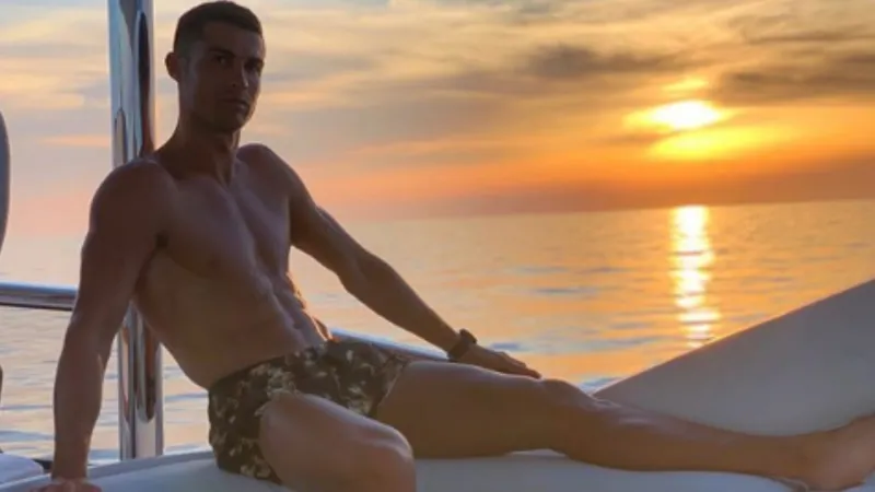 تحدي جديد..رونالدو يغطس 14 مترًا تحت سطح البحر! (فيديو)