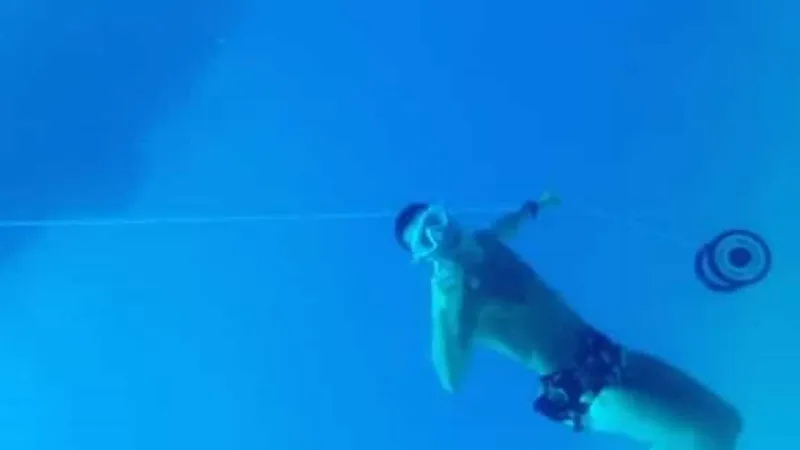 تحدي جديد..رونالدو يغطس 14 مترًا تحت سطح البحر! (فيديو)