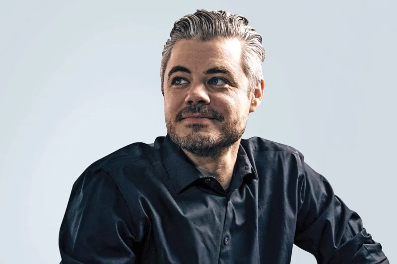 سكوت هاريسون.. من الترف والمرح إلى إنقاذ حياة ملايين الأشخاص حول العالم