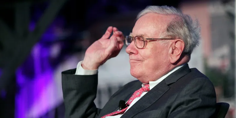 «وارن بافيت» يستثمر في قطاع الذهب بقيمة نصف مليار دولار