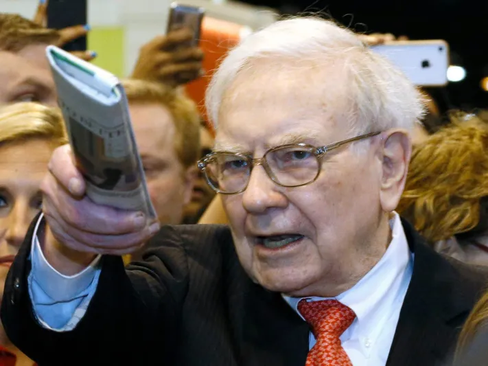 «وارن بافيت» يستثمر في قطاع الذهب بقيمة نصف مليار دولار