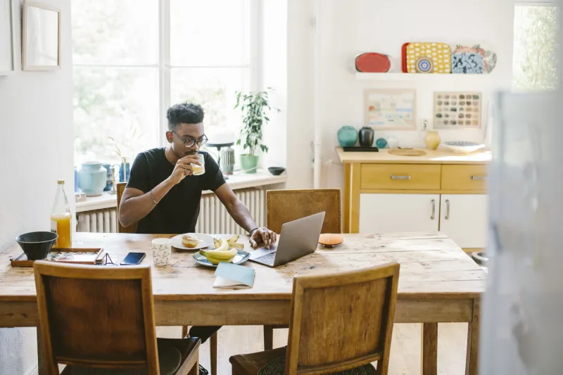 كوفيد ١٩ كشف أن الشركات لم تكن «تستمع» فعلياً للعاملين لديها عن بعد!