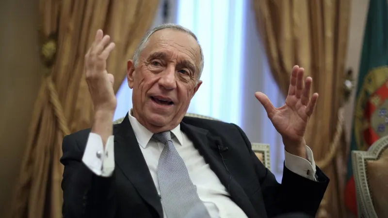  قفز في الماء دون تردد..رئيس البرتغال يهبّ لإنقاذ فتاتين من الغرق (فيديو)