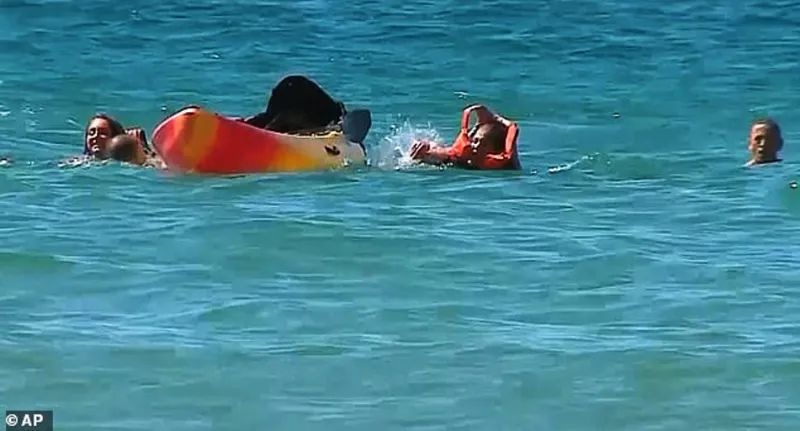  قفز في الماء دون تردد..رئيس البرتغال يهبّ لإنقاذ فتاتين من الغرق (فيديو)