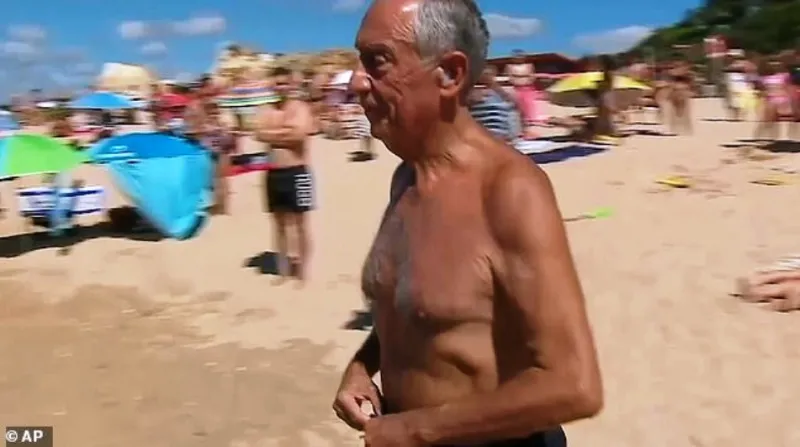  قفز في الماء دون تردد..رئيس البرتغال يهبّ لإنقاذ فتاتين من الغرق (فيديو)